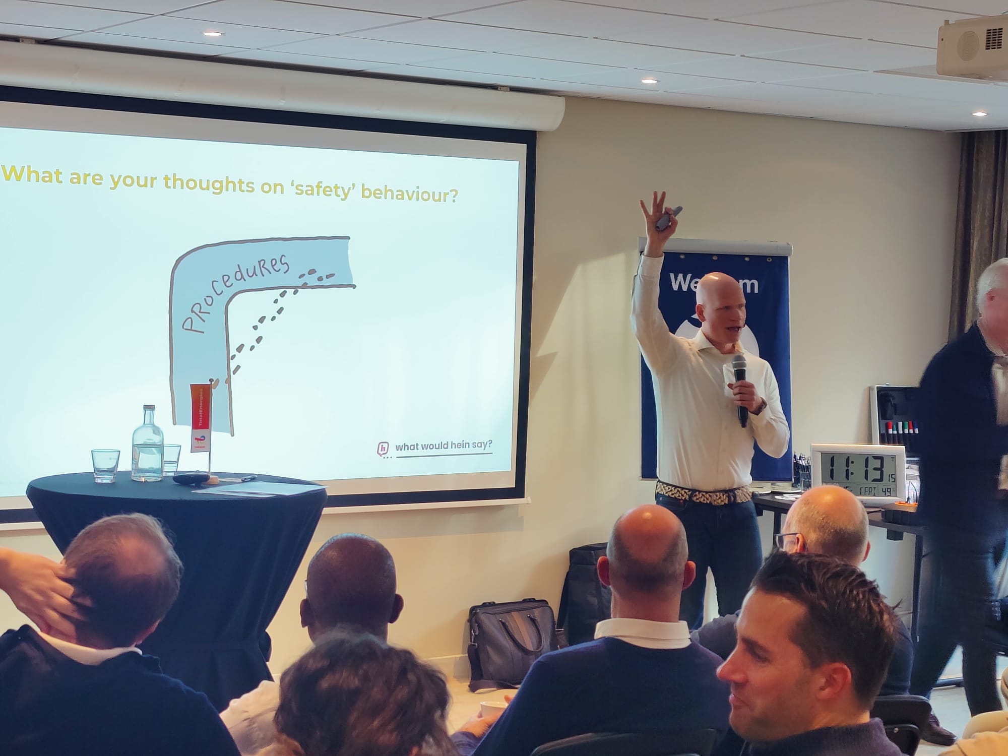 Thomas Brinkhof spreekt een zaal toe bij Total Energies